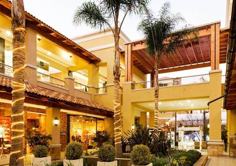 LOCAL COMERCIAL EN C.C. PORTAL LA DEHESA